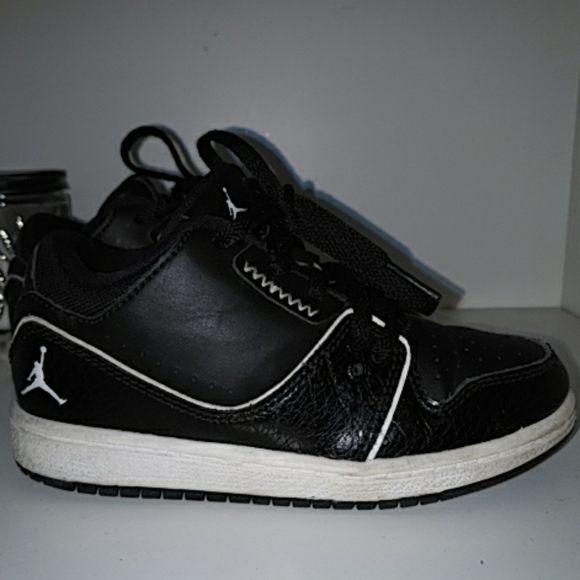Nike Air Jordon 1 Boy's Black Low Sneaker 11 - Picture 4 of 6